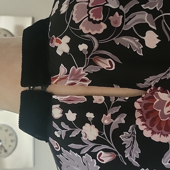 Loft, Size M, Tiered Floral Blouse, Velvet Choker Collar, Excellent Condition! - Picture 6 of 9